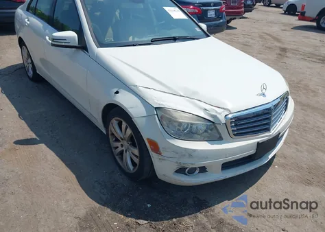 2011 Mercedes-Benz C 300 Luxury/Sport z USA, uszkodzony, nr VIN WDDGF5EB2BF638292